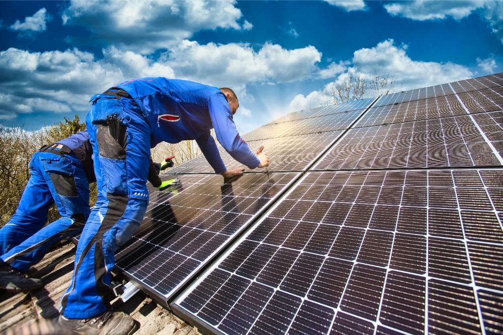 Técnicos trabajando en una placa solar